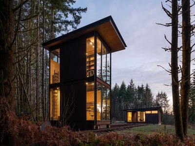 Maxon Studio home office on train tracks by Olson Kundig Aaron Leitz exterior