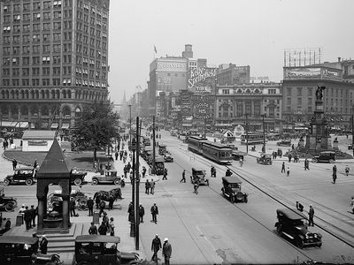 Pedestrians walking everywhere in Detroit, 1917