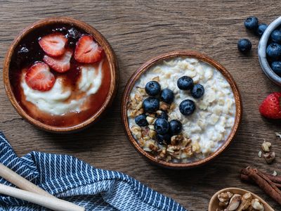 overhead shot porridge versus oatmeal