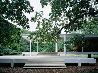 View of architect Mies van der Rohe classic modernist Farnsworth House, Plano, Illinois