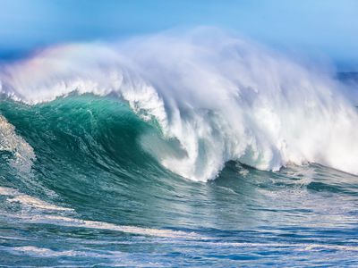 giant blue ocean wave crests in Pacific Ocean off California