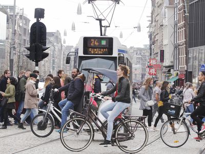 People walking, biking and on transit in Amsterdam