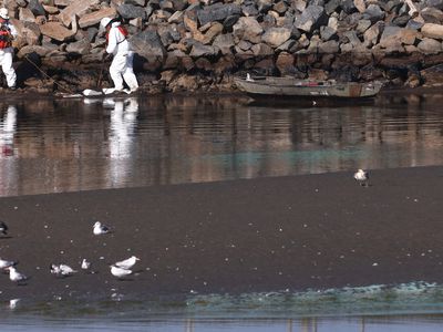 Major Oil Spill Fouls Southern California Beaches